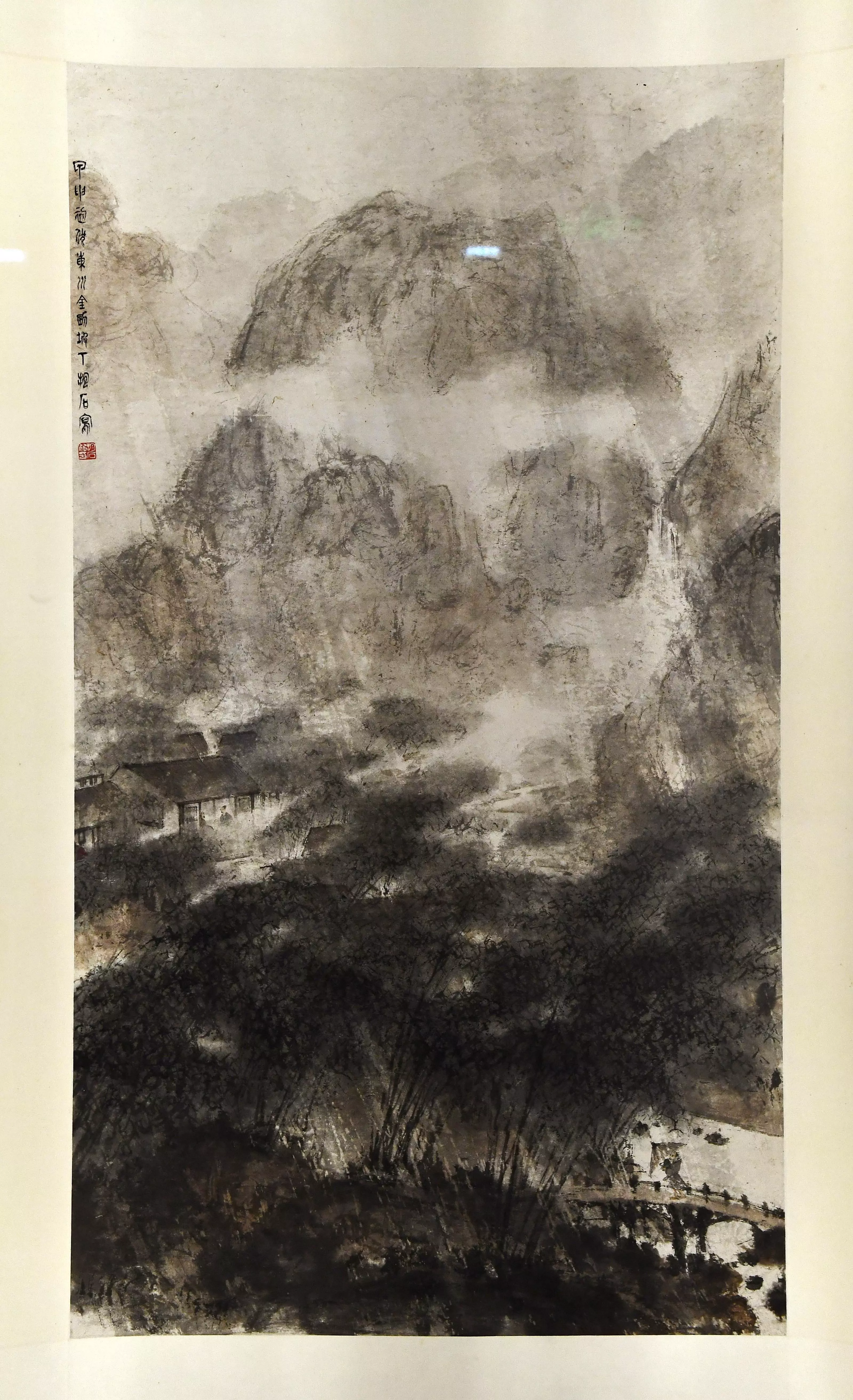 头戴笠帽,手持拐杖的人在艰难行走